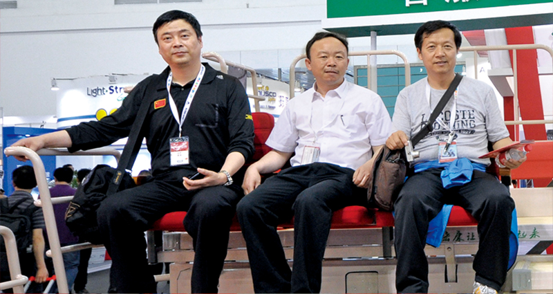 Li Ronghai, general manager of the company, took pictures with the leaders of the Sports Bureau during the Sports Expo